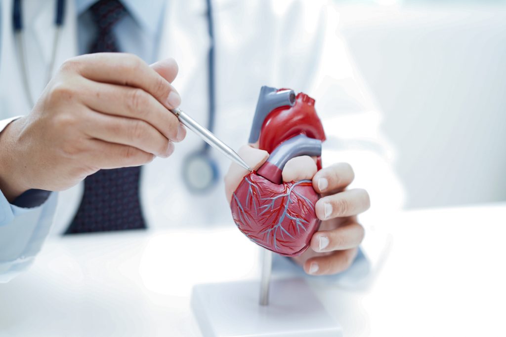 Почему давит в груди